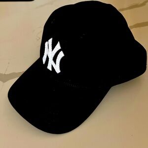 Kith Brooklyn Museum Yankees Fitted. Size 7 3/8 - 7 5/8